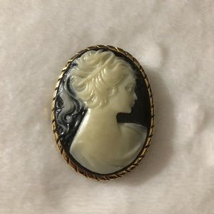 Black & White Cameo